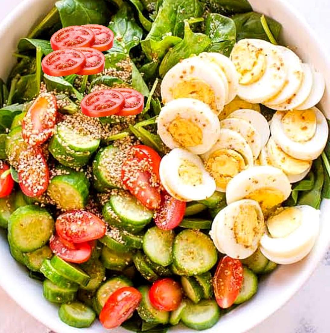 Spinach Salad is What To Eat For Lunch At Home